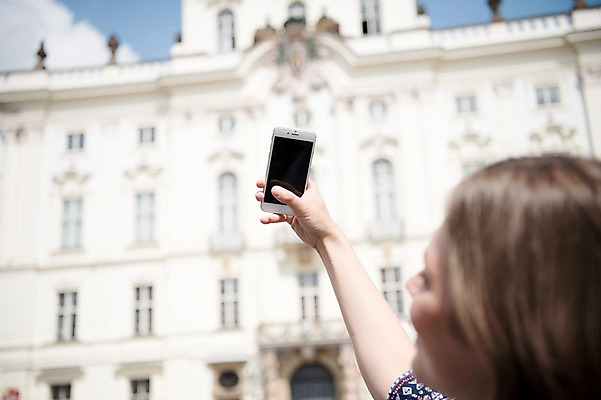 포토 JPG 주간 서양인 손 여자 여행 유럽건축 한명 사람 상반신 20대 성인 야외 건물 옆모습 스마트폰 사진촬영 프라하 성인여자한명만 국내포토 자연요소 외국인 1 건축물 뷰포인트 서양건축 청년 신체부위 핸드폰 스마트기기 촬영 체코 여자한명만 성인여자만 파일형식
