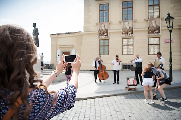 포토 JPG 주간 서양인 여자 남자 건축 악기 여행 유럽건축 거리 사람 여러명 상반신 20대 성인 야외 건물 뒷모습 스마트폰 동상 여행객 동전 사진촬영 광장 프라하 거리공연 넣기 모자가게 국내포토 자연요소 외국인 건축물 음악 뷰포인트 다수 돈 서양건축 모션 청년 핸드폰 스마트기기 조형물 상점 촬영 공연 체코 기념물 파일형식