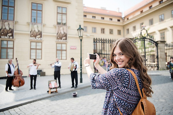 포토 JPG 주간 서양인 응시 여자 남자 포스터 악기 여행 유럽건축 거리 한명 미소 사람 여러명 상반신 20대 성인 야외 뒷모습 스마트폰 사진촬영 뒤돌아보기 광장 프라하 거리공연 모자가게 성인여자한명만 국내포토 자연요소 외국인 1 시선 음악 뷰포인트 다수 서양건축 모션 표정 청년 핸드폰 스마트기기 상점 촬영 공연 체코 여자한명만 성인여자만 파일형식