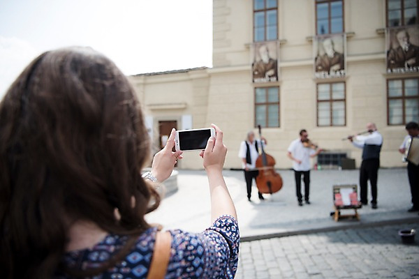 포토 JPG 주간 서양인 여자 남자 여행 유럽건축 거리 사람 여러명 상반신 20대 성인 야외 건물 뒷모습 스마트폰 사진촬영 공연 바이올린 광장 첼로 프라하 거리공연 국내포토 자연요소 외국인 건축물 뷰포인트 다수 서양건축 현악기 이벤트 청년 핸드폰 스마트기기 촬영 체코 파일형식 찰현악기