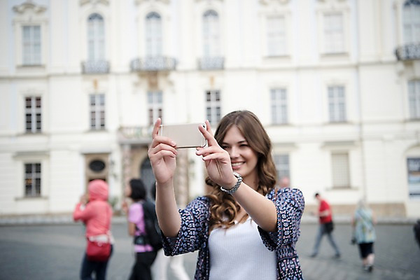 포토 JPG 주간 서양인 응시 여자 남자 여행 유럽건축 거리 미소 들기 사람 여러명 상반신 20대 성인 야외 건물 앞모습 스마트폰 여행객 셀프카메라 프라하 국내포토 자연요소 외국인 건축물 시선 뷰포인트 다수 서양건축 모션 표정 청년 핸드폰 스마트기기 사진촬영 체코 파일형식
