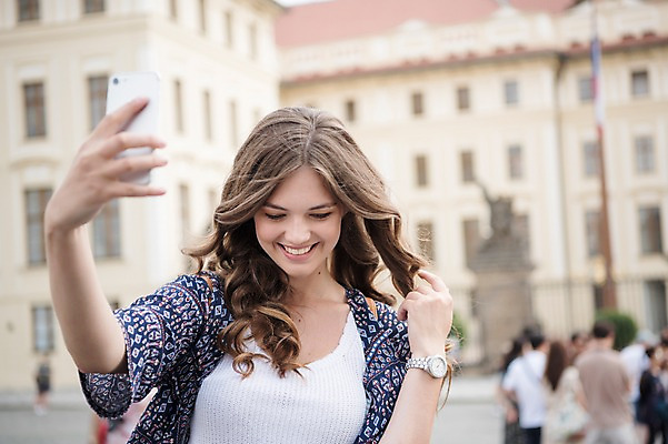 포토 JPG 주간 서양인 여자 남자 건축 여행 유럽건축 미소 사람 여러명 상반신 20대 성인 야외 건물 앞모습 관광지 스마트폰 여행객 셀프카메라 광장 프라하 내려보기 국내포토 자연요소 외국인 건축물 뷰포인트 다수 서양건축 모션 표정 청년 핸드폰 스마트기기 사진촬영 체코 파일형식