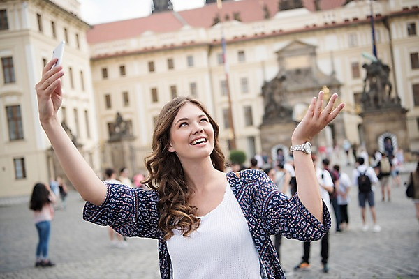 포토 JPG 주간 서양인 응시 여자 남자 여행 고건축 유럽건축 미소 사람 손짓 여러명 상반신 20대 성인 야외 건물 앞모습 스마트폰 동상 손들기 여행객 셀프카메라 광장 프라하 국내포토 자연요소 외국인 건축물 시선 뷰포인트 다수 서양건축 모션 표정 청년 핸드폰 스마트기기 조형물 사진촬영 체코 기념물 파일형식