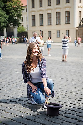 포토 JPG 주간 전신 서양인 나무 응시 여자 남자 여행 유럽풍경 유럽건축 거리 미소 사람 앉기 여러명 20대 성인 야외 건물 앞모습 여행객 동전 자유 도시 광장 프라하 길거리공연 모자가게 국내포토 자연요소 외국인 식물 건축물 시선 유럽 뷰포인트 다수 컨셉 돈 서양건축 모션 표정 풍경 청년 상점 공연 체코 파일형식