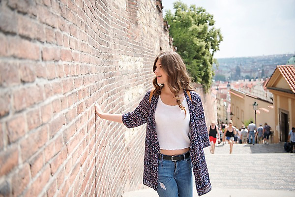 포토 JPG 주간 서양인 응시 여자 남자 여행 거리 돌담 서기 미소 사람 풍경 여러명 상반신 20대 성인 야외 앞모습 담장 여행객 계단 만지기 도시 오르기 프라하 국내포토 자연요소 외국인 시선 뷰포인트 다수 모션 표정 청년 돌_바위 체코 파일형식