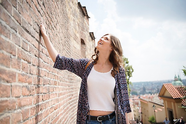 포토 JPG 주간 서양인 나무 구름 응시 여자 여행 지붕 거리 돌담 한명 미소 사람 풍경 상반신 20대 성인 야외 앞모습 만지기 올려보기 도시 프라하 성인여자한명만 국내포토 자연요소 외국인 식물 1 시선 뷰포인트 모션 표정 청년 담장 돌_바위 체코 여자한명만 성인여자만 파일형식