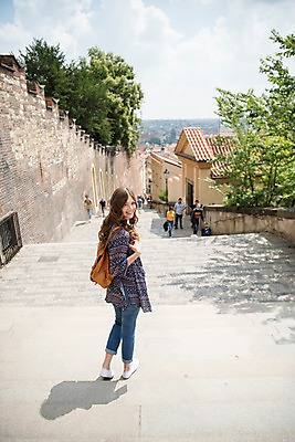 포토 JPG 주간 전신 서양인 나무 응시 여자 남자 여행 거리 미소 사람 풍경 여러명 20대 성인 야외 뒷모습 담장 여행객 계단 도시 뒤돌아보기 프라하 국내포토 자연요소 외국인 식물 시선 뷰포인트 다수 모션 표정 청년 체코 파일형식