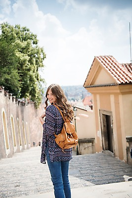 포토 JPG 주간 서양인 나무 구름 응시 여자 여행 지붕 거리 한명 미소 사람 상반신 20대 성인 야외 뒷모습 담장 계단 뒤돌아보기 프라하 성인여자한명만 국내포토 자연요소 외국인 식물 1 시선 뷰포인트 모션 표정 청년 체코 여자한명만 성인여자만 파일형식