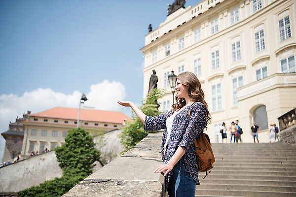 포토 JPG 주간 서양인 구름 응시 여자 남자 여행 난간 하늘 유럽건축 지붕 거리 서기 미소 사람 손짓 여러명 상반신 20대 성인 야외 건물 옆모습 동상 손들기 여행객 프라하 국내포토 자연요소 외국인 건축물 시선 뷰포인트 다수 서양건축 모션 표정 청년 조형물 체코 기념물 파일형식