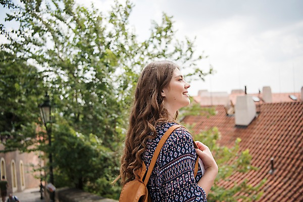 포토 JPG 주간 서양인 나무 응시 여자 여행 지붕 거리 한명 미소 사람 상반신 20대 성인 야외 건물 옆모습 잡기 프라하 성인여자한명만 국내포토 자연요소 외국인 식물 1 건축물 시선 뷰포인트 모션 표정 청년 체코 여자한명만 성인여자만 파일형식