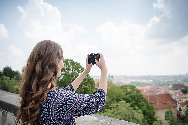포토 JPG 주간 서양인 응시 여자 여행 유럽풍경 난간 지붕 한명 사람 풍경 상반신 20대 성인 야외 옆모습 카메라 사진촬영 도시 프라하 성인여자한명만 국내포토 자연요소 외국인 1 시선 유럽 뷰포인트 청년 전자제품 촬영 체코 여자한명만 성인여자만 파일형식