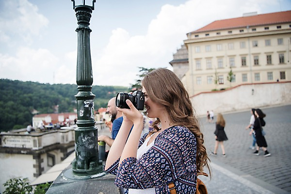 포토 JPG 주간 서양인 응시 여자 남자 여행 난간 유럽건축 지붕 사람 여러명 상반신 20대 성인 야외 건물 옆모습 여행객 카메라 사진촬영 프라하 국내포토 자연요소 외국인 건축물 시선 뷰포인트 다수 서양건축 청년 전자제품 촬영 체코 파일형식