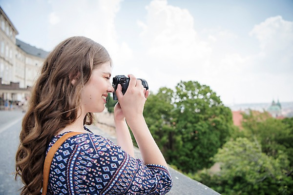 포토 JPG 주간 서양인 나무 응시 여자 여행 유럽풍경 지붕 한명 미소 사람 상반신 20대 성인 야외 건물 옆모습 카메라 사진촬영 도시 프라하 성인여자한명만 국내포토 자연요소 외국인 식물 1 건축물 시선 유럽 뷰포인트 표정 풍경 청년 전자제품 촬영 체코 여자한명만 성인여자만 파일형식