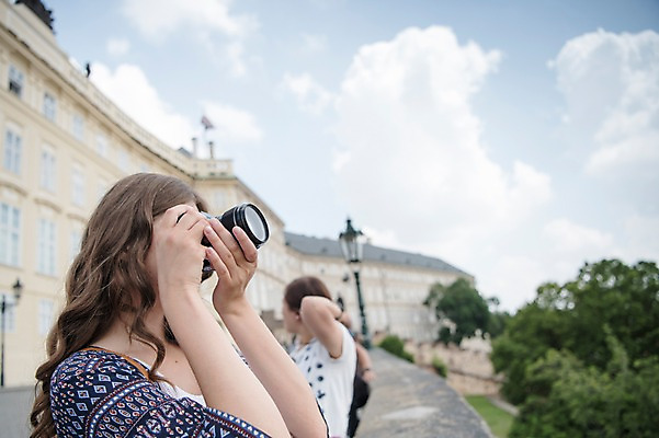 포토 JPG 주간 서양인 나무 구름 응시 여자 여행 난간 하늘 유럽건축 사람 잔디 상반신 20대 성인 야외 두명 건물 옆모습 여행객 카메라 사진촬영 프라하 국내포토 자연요소 외국인 식물 건축물 시선 뷰포인트 서양건축 청년 전자제품 촬영 체코 파일형식