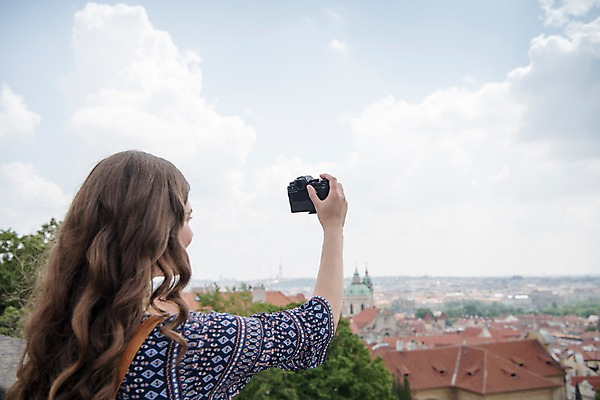 포토 JPG 주간 서양인 나무 구름 여자 여행 유럽풍경 하늘 지붕 한명 사람 상반신 20대 성인 야외 뒷모습 카메라 사진촬영 도시 프라하 성인여자한명만 국내포토 자연요소 외국인 식물 1 유럽 뷰포인트 풍경 청년 전자제품 촬영 체코 여자한명만 성인여자만 파일형식
