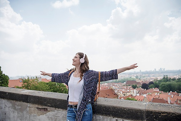 포토 JPG 주간 서양인 나무 구름 응시 여자 여행 유럽풍경 난간 팔벌리기 지붕 거리 한명 미소 사람 상반신 20대 성인 야외 앞모습 헤드셋 음악감상 감상 듣기 자유 도시 프라하 성인여자한명만 국내포토 자연요소 외국인 식물 1 시선 유럽 뷰포인트 음향기기 컨셉 모션 표정 풍경 청년 헤드폰 체코 여자한명만 성인여자만 파일형식