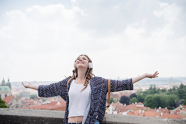 포토 JPG 주간 서양인 나무 구름 여자 여행 유럽풍경 난간 팔벌리기 지붕 거리 한명 미소 사람 상반신 20대 성인 야외 앞모습 헤드셋 음악감상 감상 듣기 자유 올려보기 도시 프라하 성인여자한명만 국내포토 자연요소 외국인 식물 1 유럽 뷰포인트 음향기기 컨셉 모션 표정 풍경 청년 헤드폰 체코 여자한명만 성인여자만 파일형식