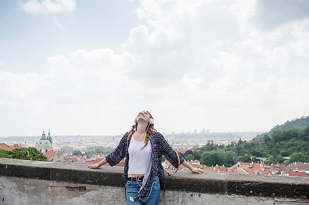 포토 JPG 주간 서양인 구름 응시 여자 여행 유럽풍경 난간 지붕 거리 한명 미소 사람 풍경 상반신 20대 성인 야외 앞모습 헤드셋 기댐 음악감상 감상 듣기 자유 올려보기 도시 프라하 성인여자한명만 국내포토 자연요소 외국인 1 시선 유럽 뷰포인트 음향기기 컨셉 모션 표정 청년 헤드폰 체코 여자한명만 성인여자만 파일형식