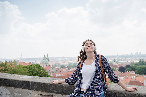 포토 JPG 주간 서양인 구름 여자 여행 유럽풍경 난간 지붕 거리 한명 사람 풍경 상반신 20대 성인 야외 앞모습 눈감음 헤드셋 기댐 음악감상 감상 듣기 자유 도시 성 프라하 성인여자한명만 국내포토 자연요소 외국인 1 건축물 유럽 뷰포인트 음향기기 컨셉 모션 청년 헤드폰 체코 여자한명만 성인여자만 파일형식