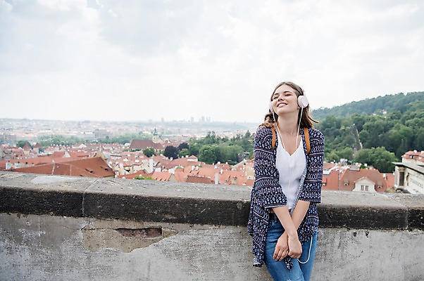 포토 JPG 주간 서양인 여자 여행 난간 지붕 거리 한명 서기 사람 풍경 상반신 20대 성인 야외 건물 앞모습 눈감음 헤드셋 기댐 음악감상 감상 듣기 자유 도시 프라하 성인여자한명만 국내포토 자연요소 외국인 1 건축물 뷰포인트 음향기기 컨셉 모션 청년 헤드폰 체코 여자한명만 성인여자만 파일형식