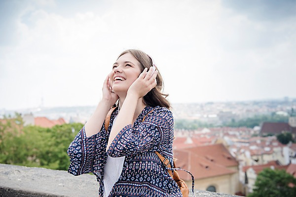 포토 JPG 주간 서양인 구름 응시 여자 여행 난간 지붕 거리 한명 미소 사람 풍경 상반신 20대 성인 야외 옆모습 헤드셋 음악감상 자유 올려보기 잡기 도시 프라하 성인여자한명만 국내포토 자연요소 외국인 1 시선 뷰포인트 음향기기 컨셉 모션 표정 청년 헤드폰 감상 체코 여자한명만 성인여자만 파일형식