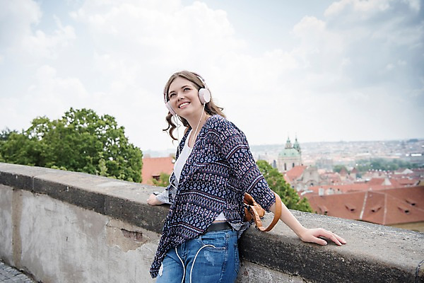 포토 JPG 주간 서양인 나무 응시 여자 여행 난간 지붕 거리 한명 서기 미소 사람 풍경 상반신 20대 성인 야외 옆모습 헤드셋 기댐 음악감상 자유 도시 프라하 성인여자한명만 국내포토 자연요소 외국인 식물 1 시선 뷰포인트 음향기기 컨셉 모션 표정 청년 헤드폰 감상 체코 여자한명만 성인여자만 파일형식
