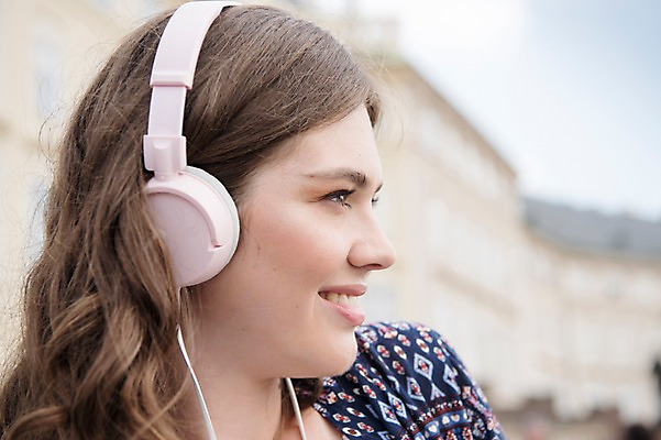 포토 JPG 주간 서양인 응시 여자 얼굴 여행 서양건축 거리 한명 미소 사람 근접촬영 상반신 20대 성인 야외 건물 옆모습 신체부위 헤드셋 음악감상 자유 프라하 성인여자한명만 국내포토 자연요소 외국인 1 건축물 시선 뷰포인트 음향기기 컨셉 해외건축 표정 청년 헤드폰 감상 체코 여자한명만 성인여자만 파일형식