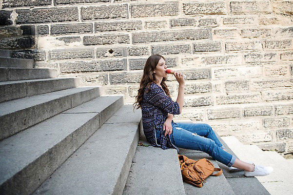 포토 JPG 주간 전신 서양인 응시 여자 여행 거리 한명 사람 앉기 20대 성인 야외 옆모습 계단 먹기 프라하 콘아이스크림 성인여자한명만 국내포토 자연요소 외국인 1 시선 뷰포인트 모션 아이스크림 청년 체코 여자한명만 성인여자만 파일형식