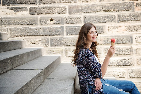 포토 JPG 주간 서양인 응시 여자 여행 거리 한명 미소 들기 사람 앉기 상반신 20대 성인 야외 옆모습 계단 프라하 콘아이스크림 성인여자한명만 국내포토 자연요소 외국인 1 시선 뷰포인트 모션 아이스크림 표정 청년 체코 여자한명만 성인여자만 파일형식