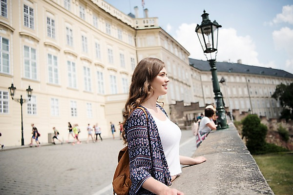 포토 JPG 주간 서양인 나무 응시 여자 남자 어린이 여행 난간 서양건축 거리 미소 사람 잔디 여러명 상반신 20대 성인 야외 건물 옆모습 여행객 프라하 국내포토 자연요소 외국인 식물 건축물 시선 뷰포인트 다수 해외건축 표정 청년 체코 파일형식