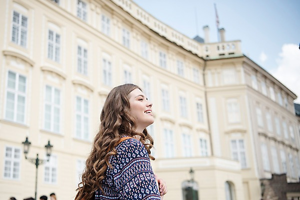 포토 JPG 주간 서양인 응시 여자 건축 여행 서양건축 거리 한명 미소 사람 상반신 20대 성인 야외 건물 옆모습 프라하 성인여자한명만 국내포토 자연요소 외국인 1 건축물 시선 뷰포인트 해외건축 표정 청년 체코 여자한명만 성인여자만 파일형식