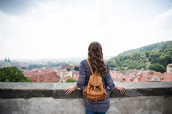 포토 JPG 주간 서양인 구름 응시 여자 여행 난간 지붕 거리 한명 사람 풍경 상반신 20대 성인 야외 뒷모습 잡기 도시 프라하 성인여자한명만 국내포토 자연요소 외국인 1 시선 뷰포인트 모션 청년 체코 여자한명만 성인여자만 파일형식