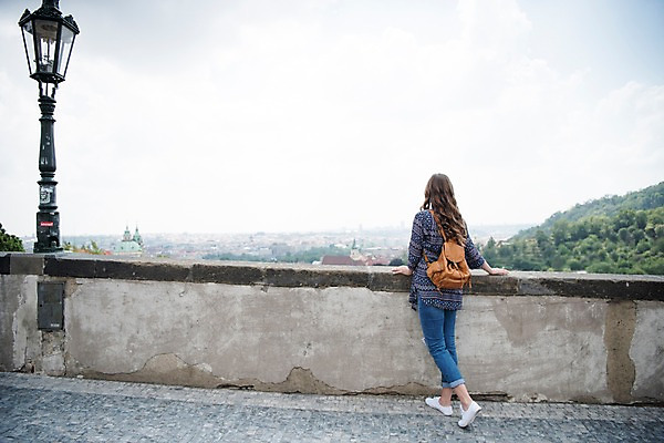 포토 JPG 주간 전신 서양인 나무 구름 응시 여자 여행 난간 거리 한명 사람 풍경 20대 성인 야외 뒷모습 도시 프라하 성인여자한명만 국내포토 자연요소 외국인 식물 1 시선 뷰포인트 청년 체코 여자한명만 성인여자만 파일형식