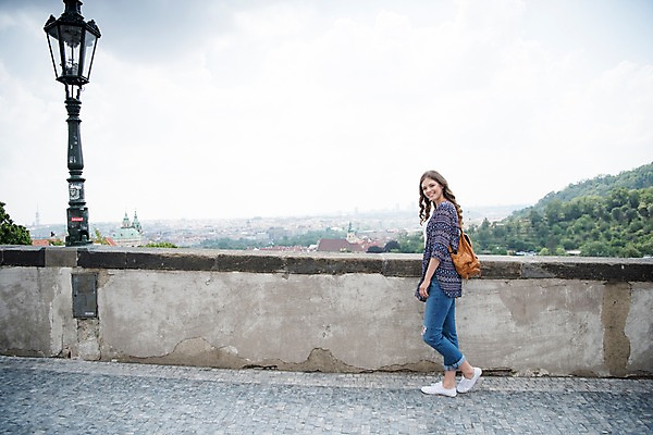 포토 JPG 주간 전신 서양인 구름 응시 여자 여행 난간 거리 한명 서기 미소 사람 풍경 20대 성인 야외 옆모습 도시 프라하 성인여자한명만 국내포토 자연요소 외국인 1 시선 뷰포인트 모션 표정 청년 체코 여자한명만 성인여자만 파일형식