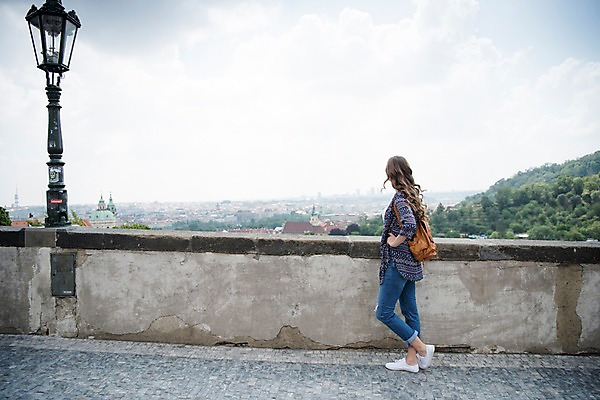 포토 JPG 주간 전신 서양인 구름 응시 여자 여행 난간 거리 한명 사람 풍경 20대 성인 야외 옆모습 도시 프라하 성인여자한명만 국내포토 자연요소 외국인 1 시선 뷰포인트 청년 체코 여자한명만 성인여자만 파일형식