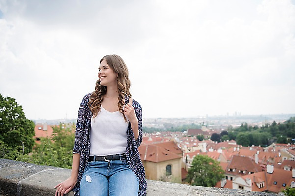 포토 JPG 주간 서양인 나무 응시 여자 여행 난간 지붕 거리 한명 미소 사람 앉기 풍경 상반신 20대 성인 야외 앞모습 도시 프라하 성인여자한명만 국내포토 자연요소 외국인 식물 1 시선 뷰포인트 모션 표정 청년 체코 여자한명만 성인여자만 파일형식