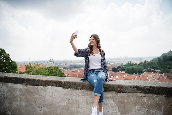 포토 JPG 주간 전신 서양인 나무 구름 응시 여자 여행 난간 지붕 한명 미소 사람 앉기 풍경 20대 성인 야외 앞모습 스마트폰 도시 셀프카메라 프라하 성인여자한명만 국내포토 자연요소 외국인 식물 1 시선 뷰포인트 모션 표정 청년 핸드폰 스마트기기 사진촬영 체코 여자한명만 성인여자만 파일형식