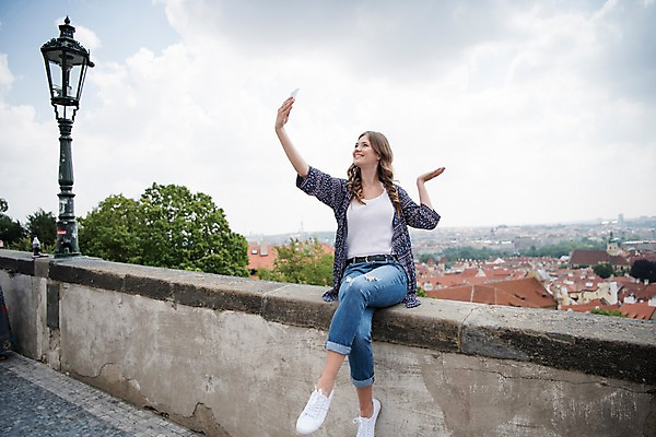 포토 JPG 주간 전신 서양인 나무 응시 여자 여행 난간 지붕 한명 미소 들기 사람 앉기 풍경 손짓 20대 성인 야외 앞모습 스마트폰 도시 셀프카메라 프라하 성인여자한명만 국내포토 자연요소 외국인 식물 1 시선 뷰포인트 모션 표정 청년 핸드폰 스마트기기 사진촬영 체코 여자한명만 성인여자만 파일형식