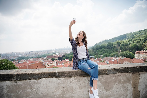 포토 JPG 주간 전신 서양인 응시 여자 여행 난간 지붕 한명 미소 사람 앉기 풍경 20대 성인 야외 앞모습 스마트폰 손들기 도시 셀프카메라 프라하 성인여자한명만 국내포토 자연요소 외국인 1 시선 뷰포인트 모션 표정 청년 핸드폰 스마트기기 사진촬영 체코 여자한명만 성인여자만 파일형식