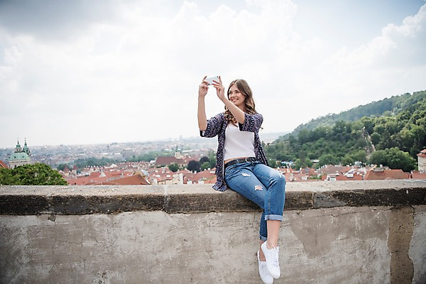 포토 JPG 주간 전신 서양인 구름 응시 여자 여행 난간 하늘 지붕 한명 미소 사람 앉기 풍경 20대 성인 야외 앞모습 스마트폰 셀프카메라 프라하 성인여자한명만 국내포토 자연요소 외국인 1 시선 뷰포인트 모션 표정 청년 핸드폰 스마트기기 사진촬영 체코 여자한명만 성인여자만 파일형식