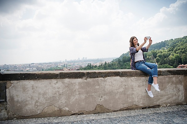 포토 JPG 주간 전신 서양인 나무 구름 응시 여자 여행 난간 하늘 한명 미소 사람 앉기 풍경 20대 성인 야외 앞모습 스마트폰 셀프카메라 프라하 성인여자한명만 국내포토 자연요소 외국인 식물 1 시선 뷰포인트 모션 표정 청년 핸드폰 스마트기기 사진촬영 체코 여자한명만 성인여자만 파일형식