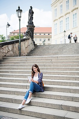 포토 JPG 주간 전신 서양인 구름 응시 여자 남자 여행 난간 지붕 거리 한명 미소 들기 사람 앉기 20대 성인 야외 건물 앞모습 세명 태블릿 동상 여행객 계단 프라하 국내포토 자연요소 외국인 1 건축물 시선 뷰포인트 모션 표정 청년 전자제품 스마트기기 조형물 체코 기념물 파일형식