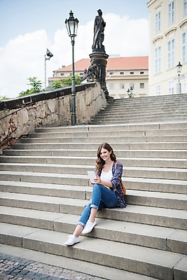 포토 JPG 주간 전신 서양인 구름 응시 여자 여행 난간 지붕 거리 한명 미소 들기 사람 앉기 20대 성인 야외 건물 앞모습 태블릿 동상 계단 프라하 성인여자한명만 국내포토 자연요소 외국인 1 건축물 시선 뷰포인트 모션 표정 청년 전자제품 스마트기기 조형물 체코 기념물 여자한명만 성인여자만 파일형식