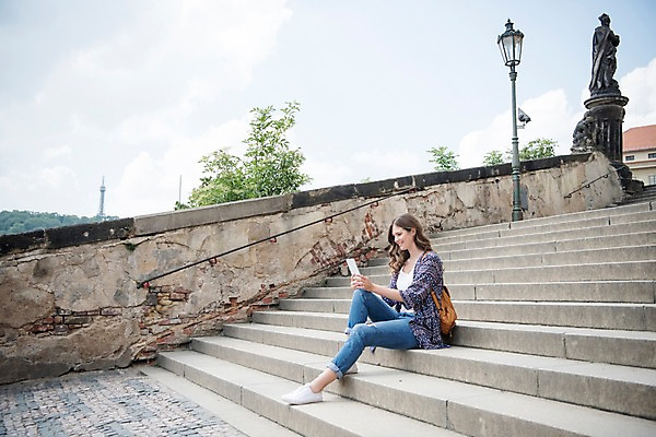 포토 JPG 주간 전신 서양인 응시 여자 여행 난간 거리 한명 들기 사람 앉기 20대 성인 야외 옆모습 태블릿 동상 계단 프라하 성인여자한명만 국내포토 자연요소 외국인 1 시선 뷰포인트 모션 청년 전자제품 스마트기기 조형물 체코 기념물 여자한명만 성인여자만 파일형식