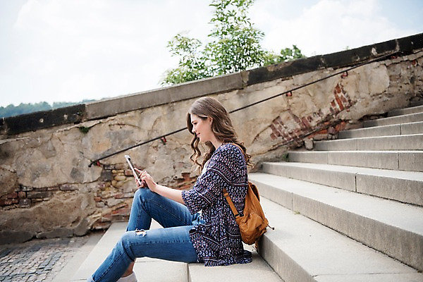 포토 JPG 주간 전신 서양인 나무 구름 응시 여자 여행 난간 하늘 거리 한명 들기 사람 앉기 20대 성인 야외 옆모습 태블릿 계단 터치 프라하 성인여자한명만 국내포토 자연요소 외국인 식물 1 시선 뷰포인트 모션 청년 전자제품 스마트기기 체코 여자한명만 성인여자만 파일형식