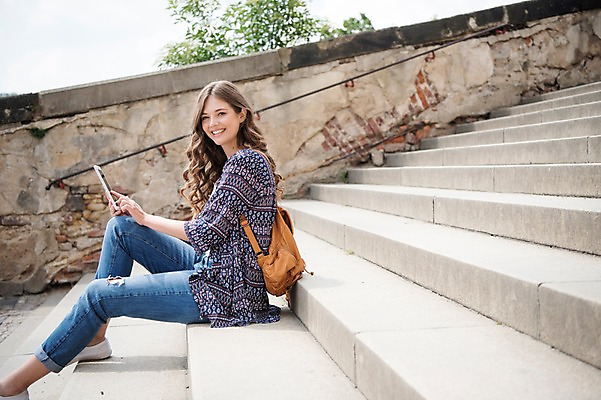 포토 JPG 주간 전신 서양인 나무 응시 여자 여행 거리 한명 미소 들기 사람 앉기 20대 성인 야외 옆모습 태블릿 계단 터치 프라하 성인여자한명만 국내포토 자연요소 외국인 식물 1 시선 뷰포인트 모션 표정 청년 전자제품 스마트기기 체코 여자한명만 성인여자만 파일형식