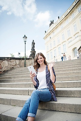 포토 JPG 주간 서양인 응시 여자 여행 거리 한명 미소 사람 앉기 상반신 20대 성인 야외 건물 앞모습 태블릿 동상 손들기 계단 인사 프라하 성인여자한명만 국내포토 자연요소 외국인 1 건축물 시선 뷰포인트 모션 표정 청년 전자제품 스마트기기 조형물 예절 체코 기념물 여자한명만 성인여자만 파일형식
