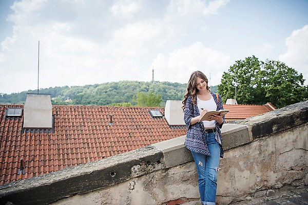 포토 JPG 주간 서양인 나무 구름 응시 여자 여행 난간 하늘 지붕 거리 한명 서기 미소 사람 상반신 20대 성인 야외 앞모습 펜 공책 기댐 기록 프라하 성인여자한명만 국내포토 자연요소 외국인 식물 1 시선 뷰포인트 모션 문구용품 표정 청년 필기구 체코 여자한명만 성인여자만 파일형식