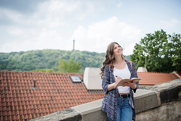포토 JPG 주간 서양인 나무 응시 여자 여행 난간 지붕 거리 한명 미소 사람 상반신 20대 성인 야외 앞모습 펜 공책 기댐 올려보기 기록 프라하 성인여자한명만 국내포토 자연요소 외국인 식물 1 시선 뷰포인트 모션 문구용품 표정 청년 필기구 체코 여자한명만 성인여자만 파일형식