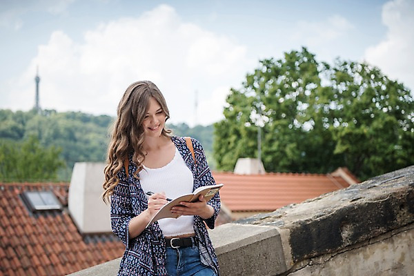 포토 JPG 주간 서양인 나무 구름 응시 여자 여행 난간 하늘 거리 한명 미소 사람 상반신 20대 성인 야외 앞모습 펜 공책 기댐 기록 프라하 성인여자한명만 국내포토 자연요소 외국인 식물 1 시선 뷰포인트 모션 문구용품 표정 청년 필기구 체코 여자한명만 성인여자만 파일형식